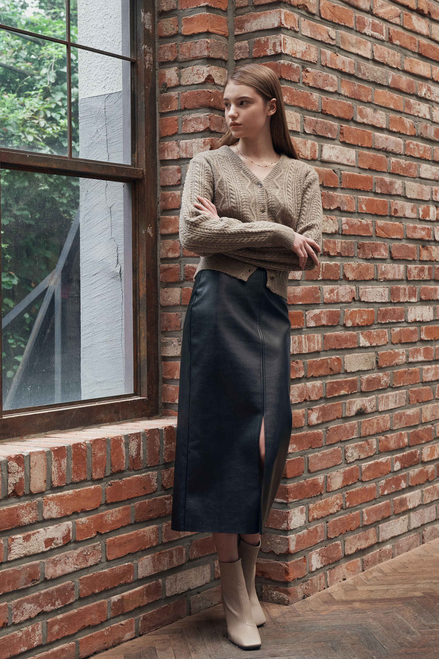 Leather slit H-line skirt - black