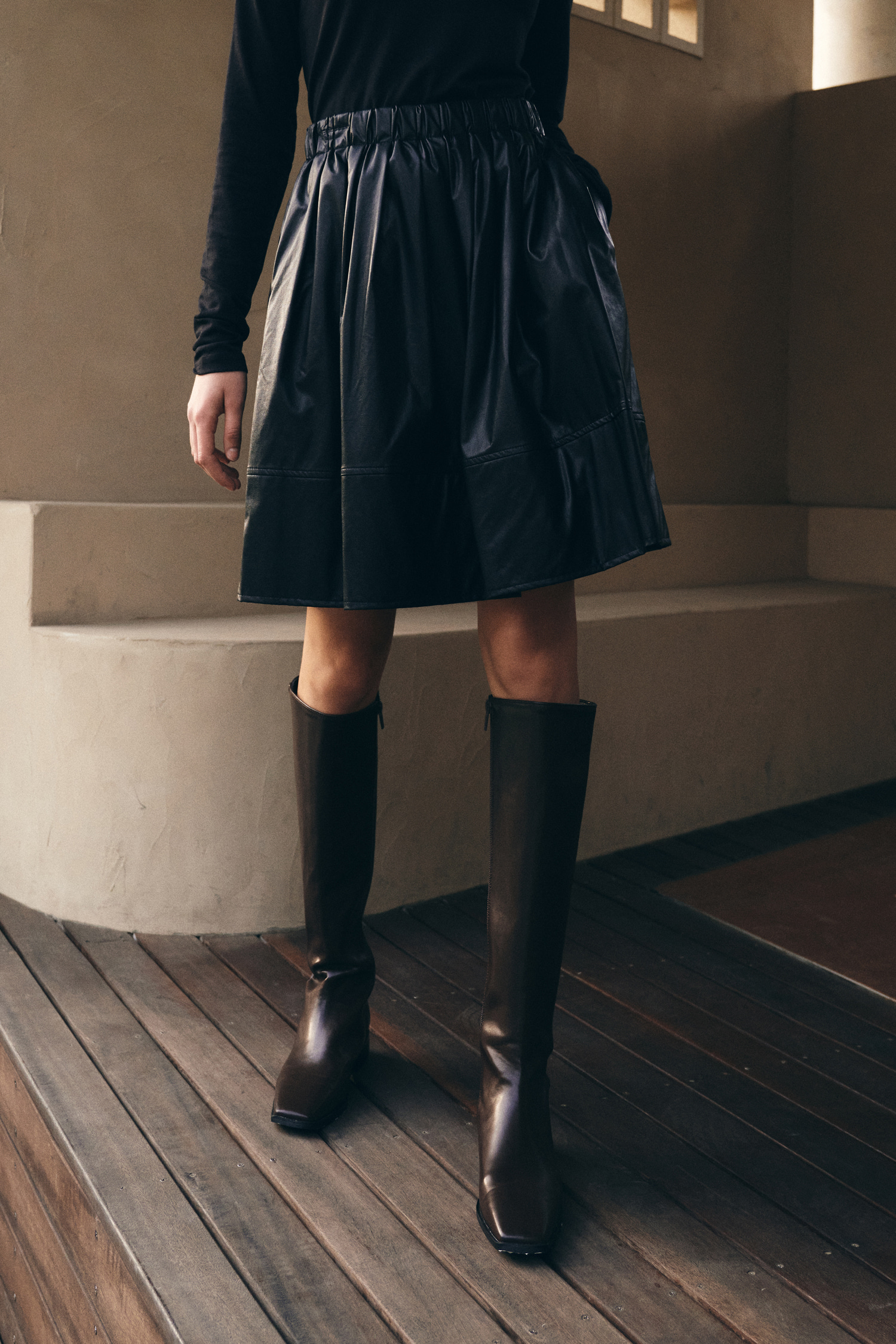 Pintuck line leather mini skirt - black